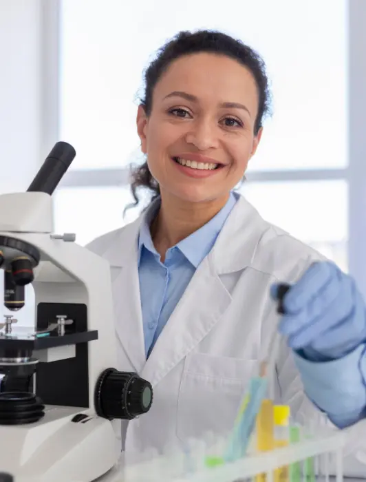 mulher com microscópio - merisio